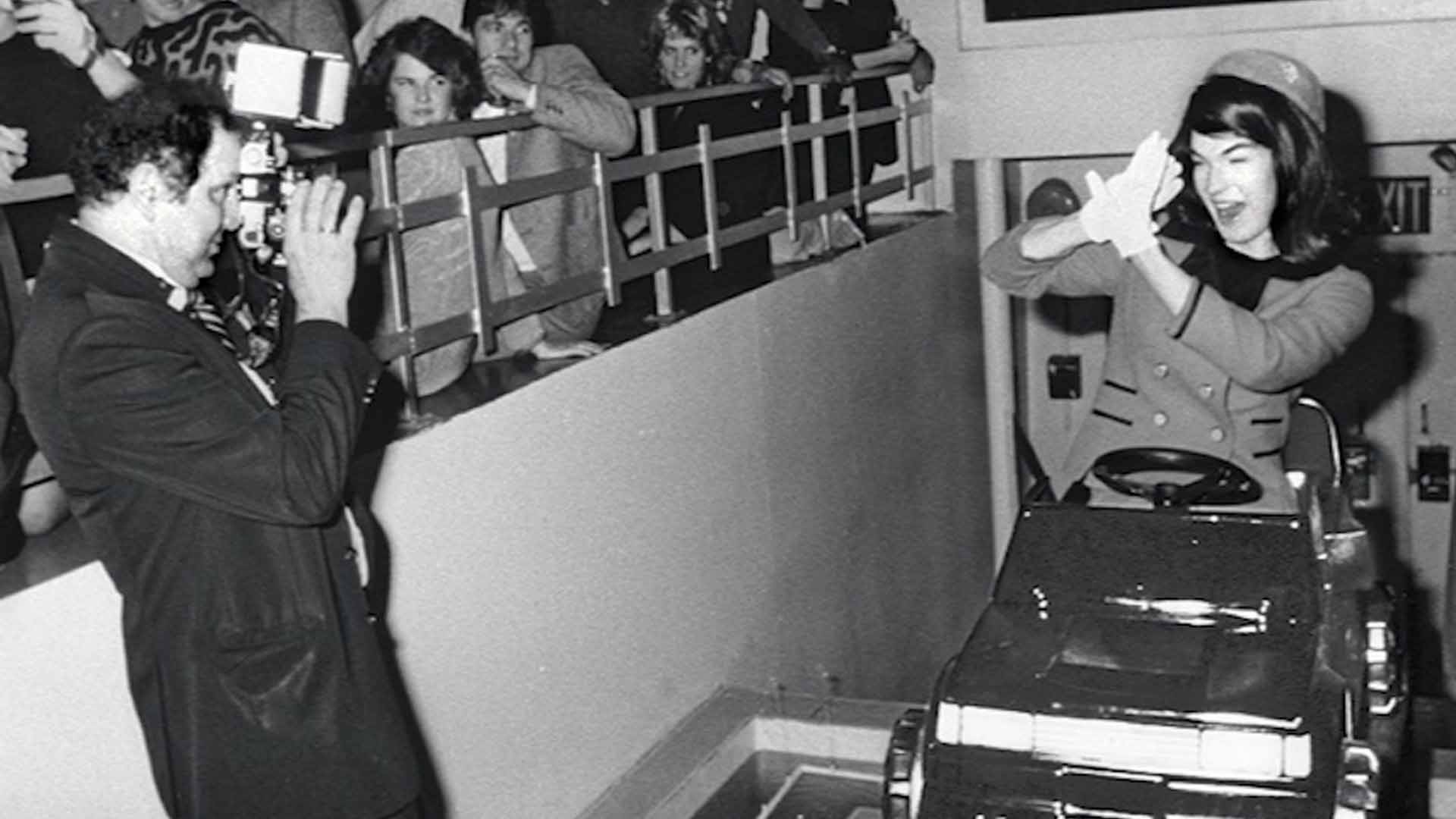 O Bernard-Zette, που δούλευε για δύο χρόνια στο Area υποδυόμενος πάνω από 70 χαρακτήρες. Εδώ ως Jackie Kennedy.