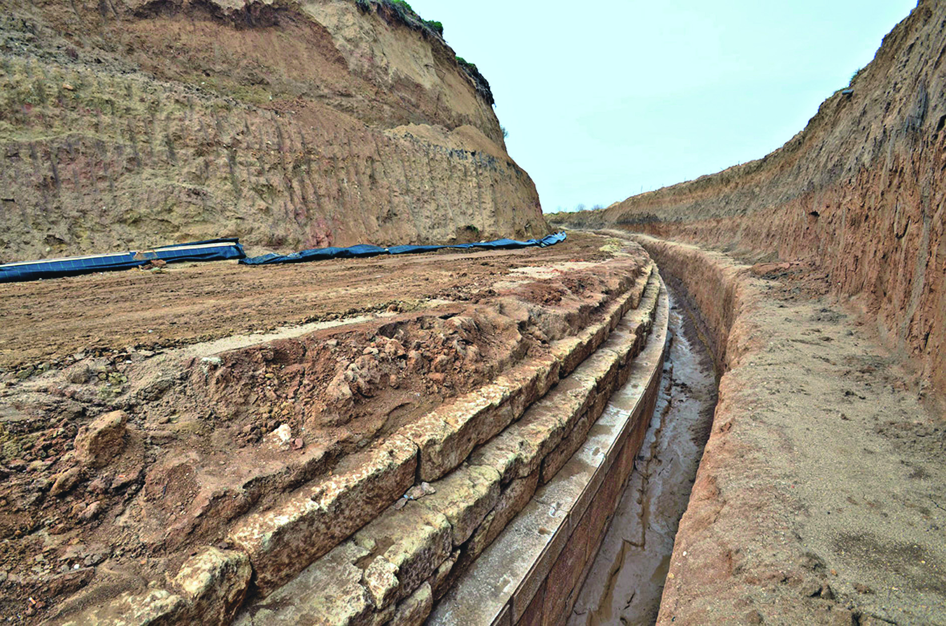 ΣΕΡΡΕΣ ΤΟ ΛΙΟΝΤΑΡΙ ΤΗΣ ΑΜΦΙΠΟΛΗΣ ΑΓΝΑΝΤΕΥΕΙ ΤΗΝ ΑΡΧΙΚΗ ΤΟΥ ΘΕΣΗ ΣΤΟΝ ΤΥΜΒΟ ΚΑΣΤΑ