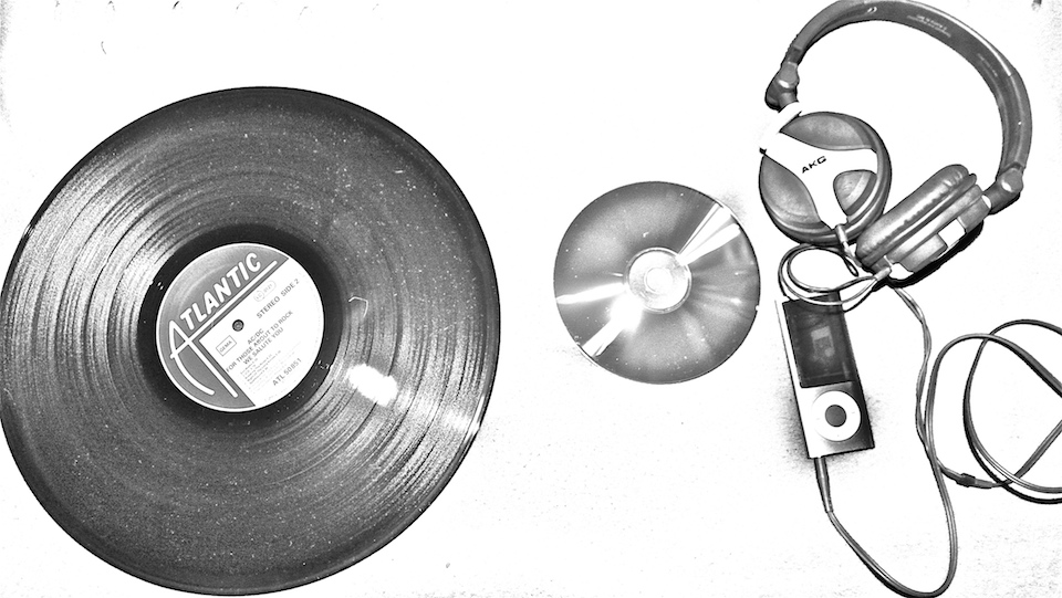 Αφού αγοράζετε βινύλια και κασέτες, γιατί δεν πηγαίνετε και στις δουλειές σας με άλογο;